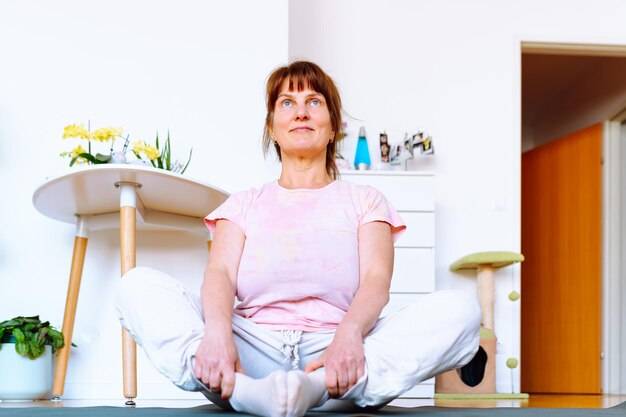 Jak rozpoznać objawy menopauzy w wieku 53 lat?